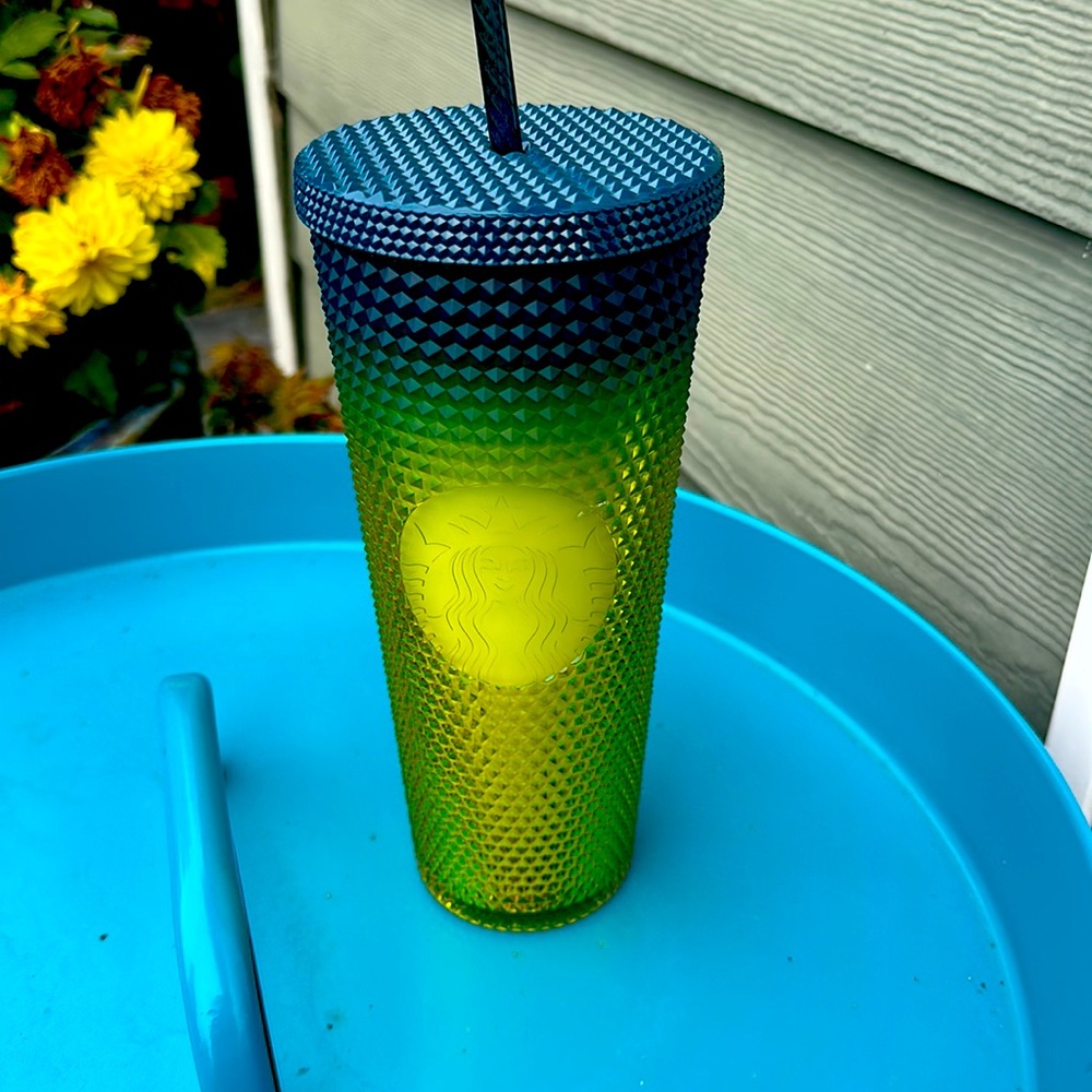Starbucks venti tumbler 24oz. Ombré green to yellow to blue. Diamond cut NWT